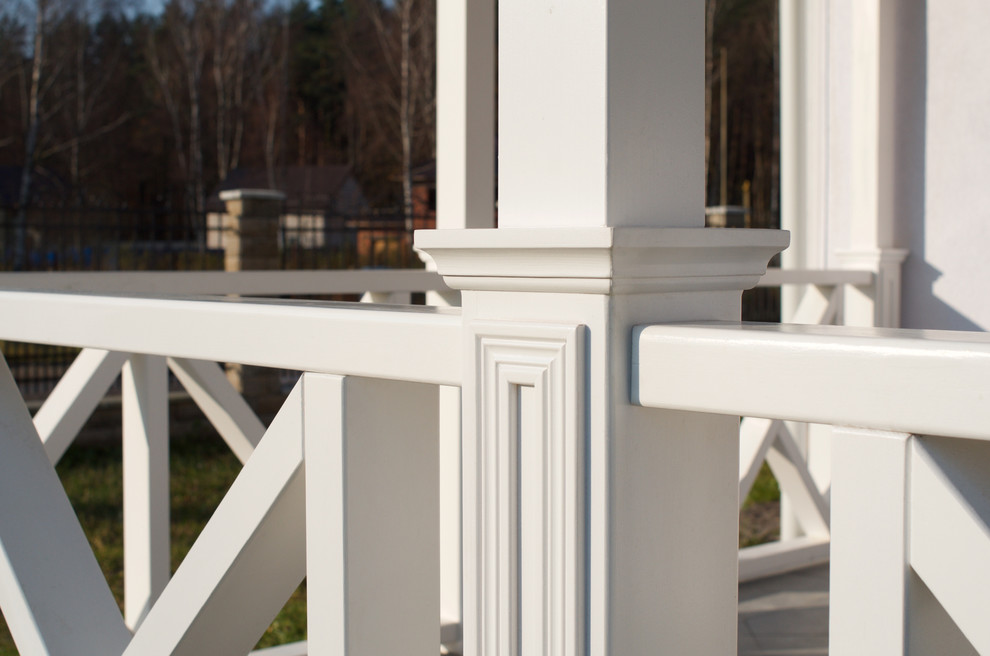 Белая веранда из лиственницы в викторианском стиле