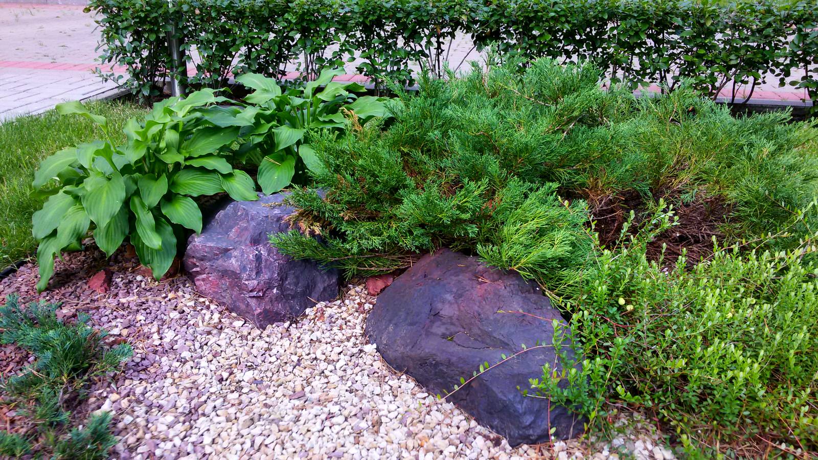 Миниатюрная композиция на газоне