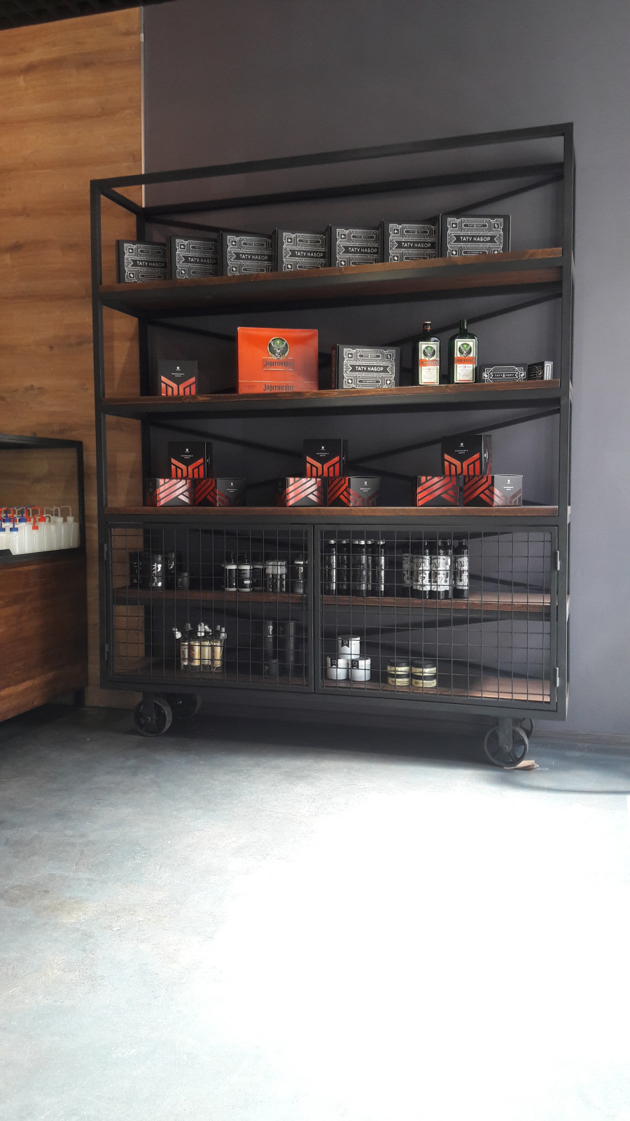 Изготовление мебели для магазина билдерского тату оборудования Тату Порт