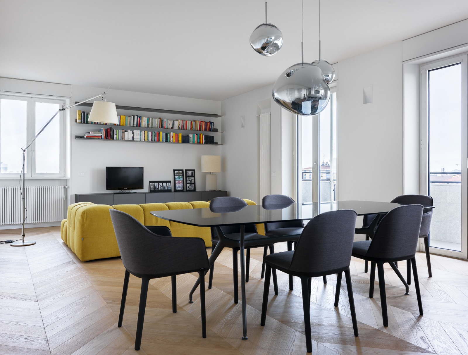 Minimalist italian apartment