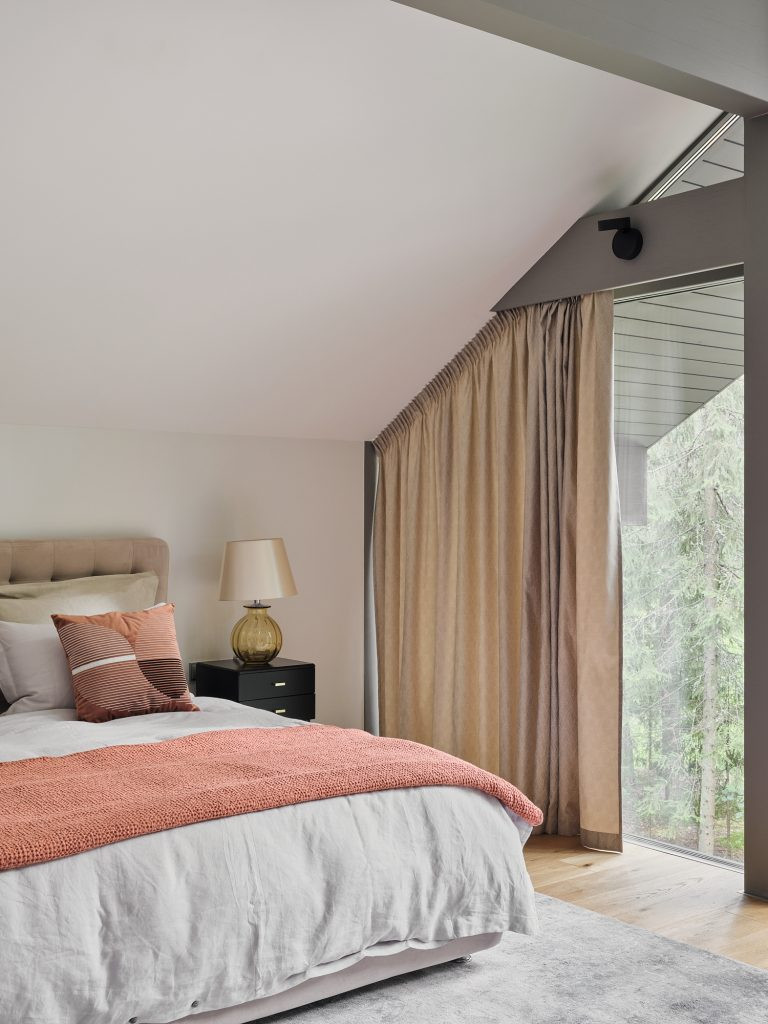 Дом в лесу у озера