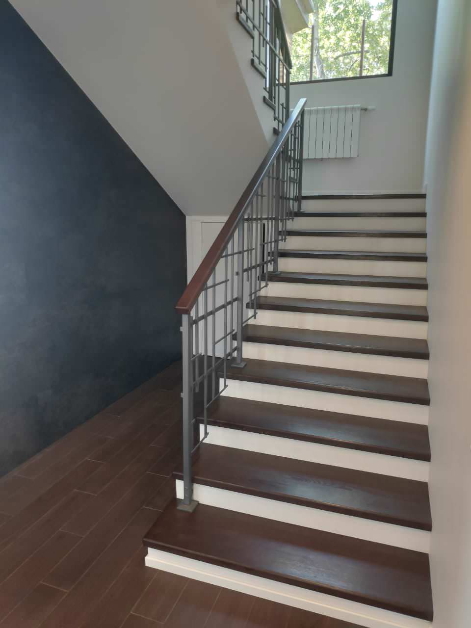 Облицовка бетонной лестницы со сварным металлическим ограждением