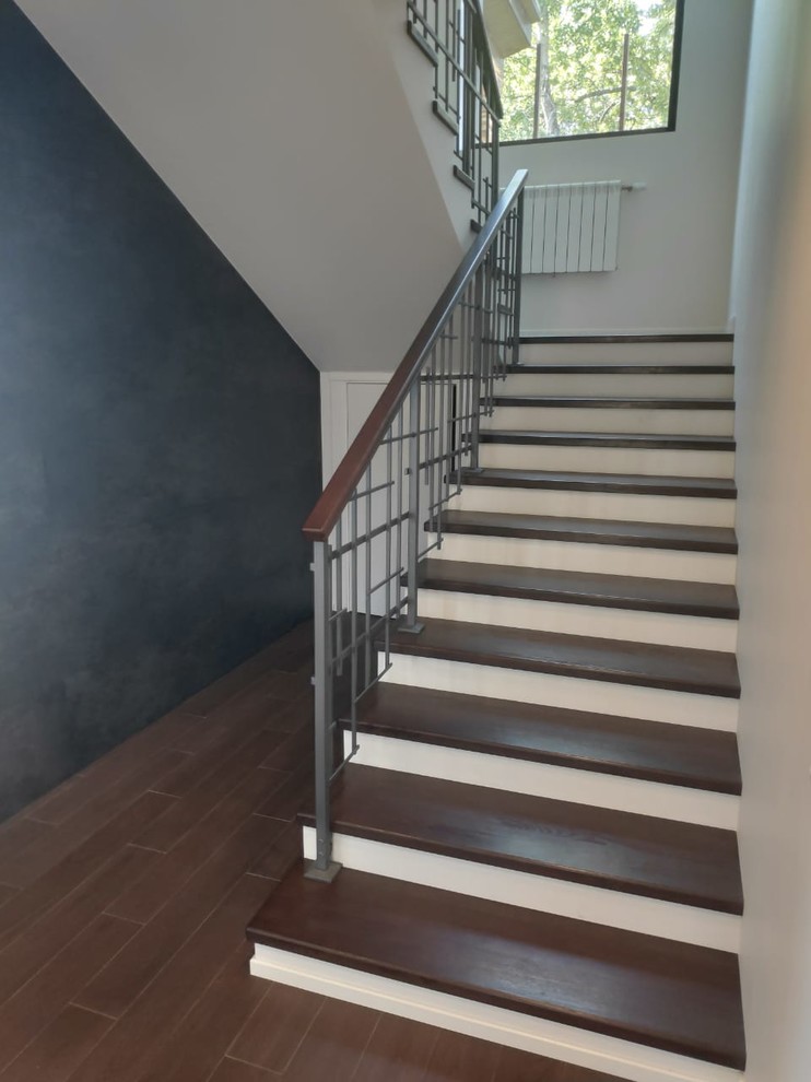 Облицовка бетонной лестницы со сварным металлическим ограждением