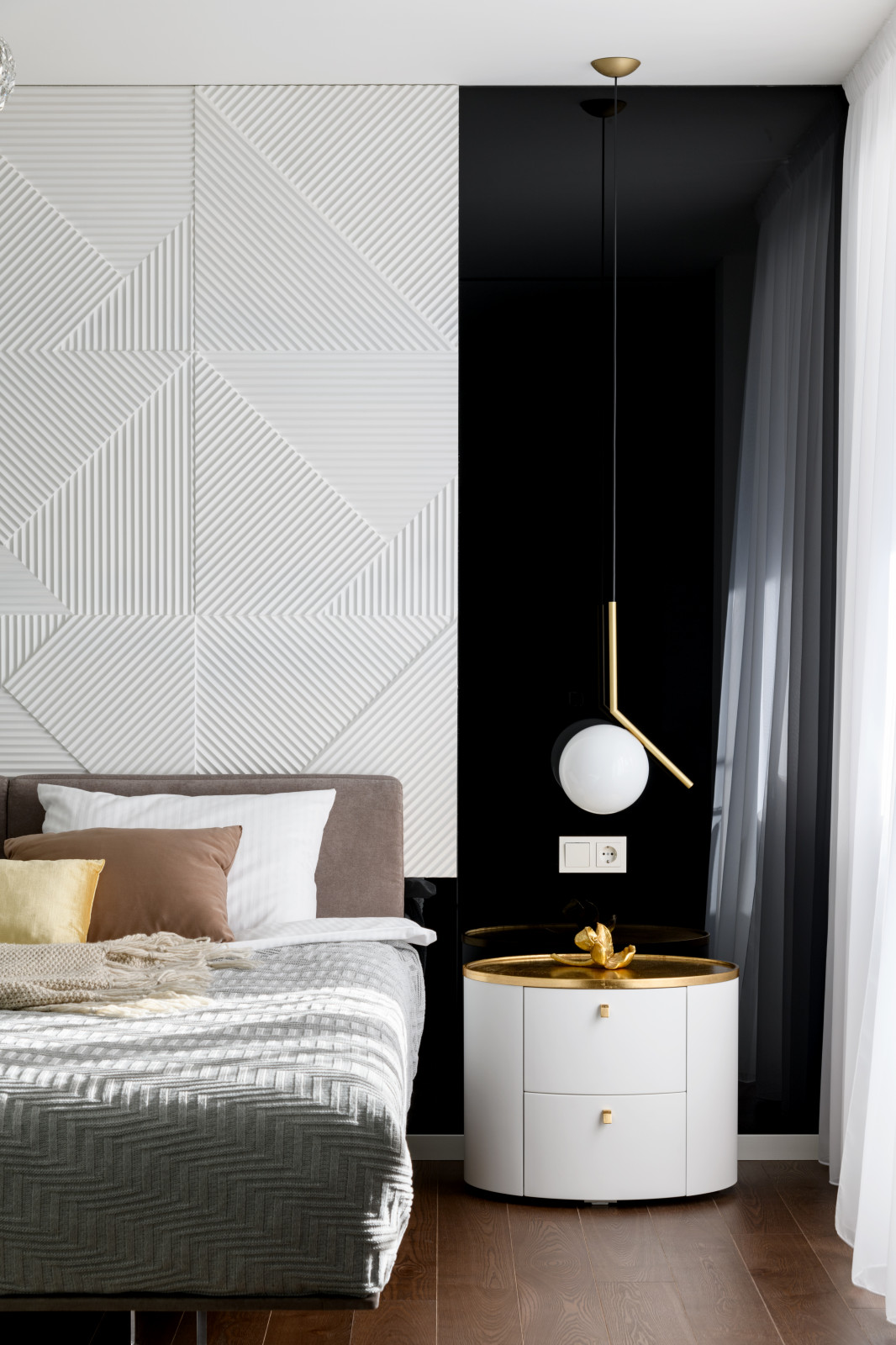 Стильная черно-белая квартира в Новосибирске