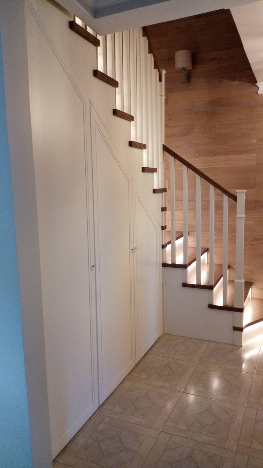 лестница с встроенным шкафом