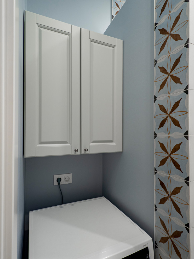 Меблировка прихожей и санузла в светло-мятном цвете