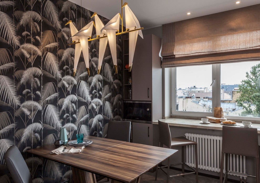 Обложка альбома: темный интерьер