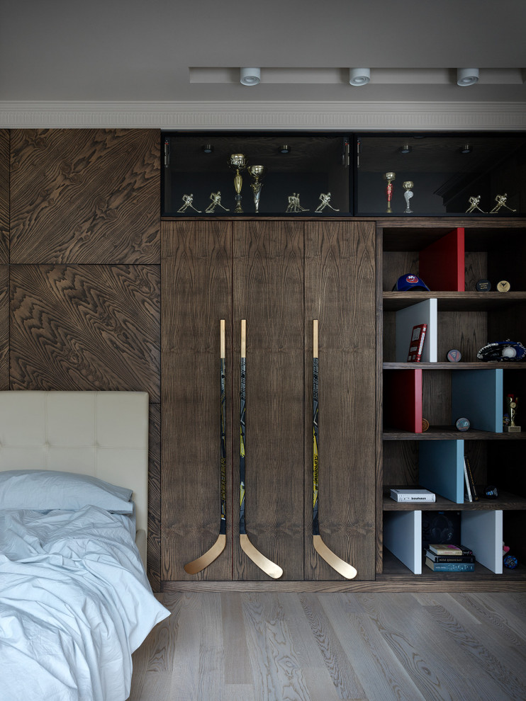 Комната для молодого хоккеиста. Утопить шкаф в нишу получилось, создав в помещен