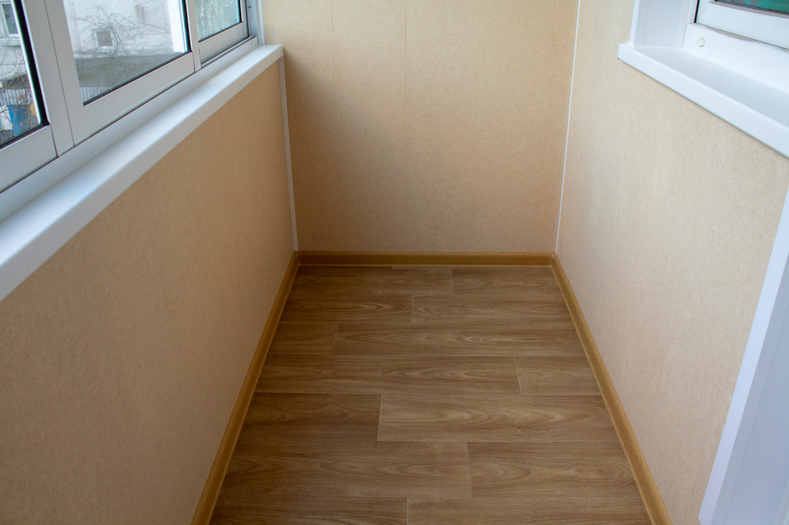 Обложка проекта: Холодное остекление алюминием и отделка