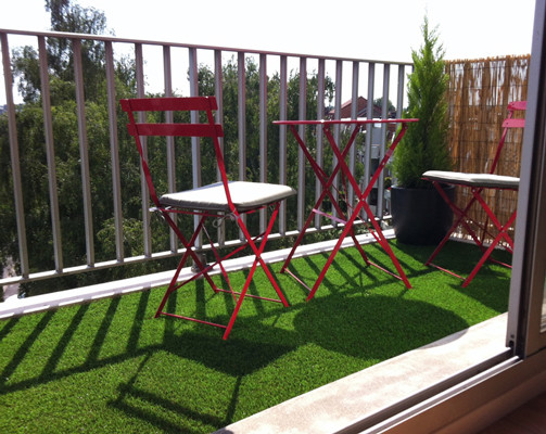 Обложка статьи: Романтика большого города: Как сделать маленький балкон уютным