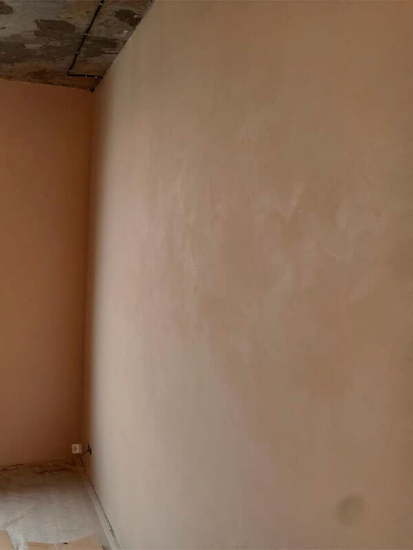 Фактурная штукатурка в интерьере квартиры в Москве в персиковой оттенке