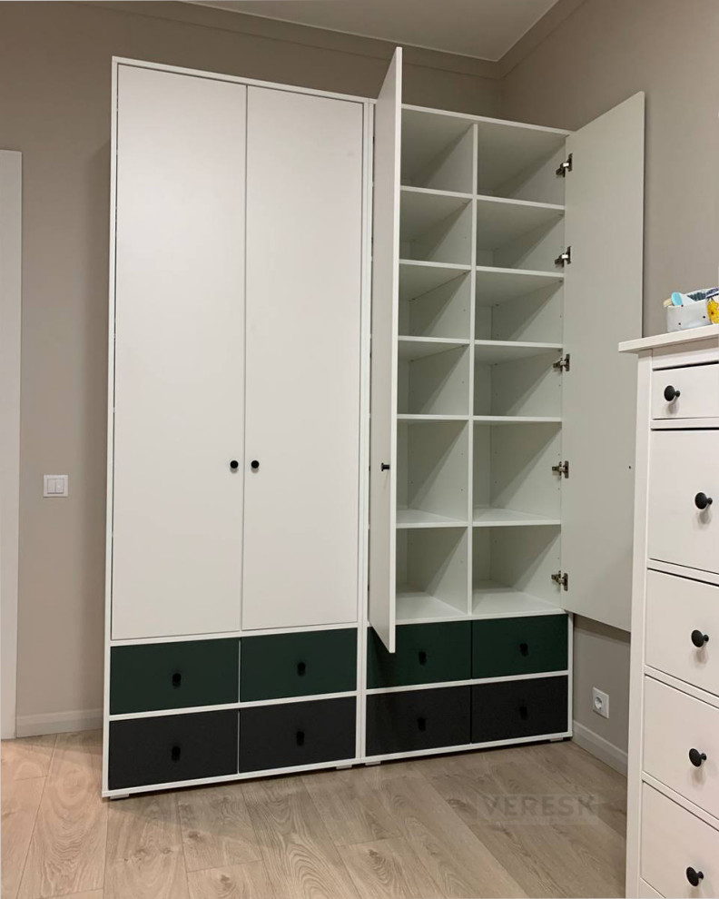 Распашные шкафы