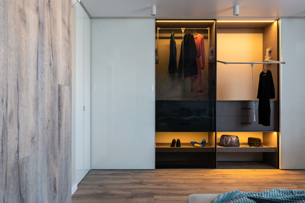 Угловой шкаф с раздвижными и распашными дверьми в ЖК Оникс