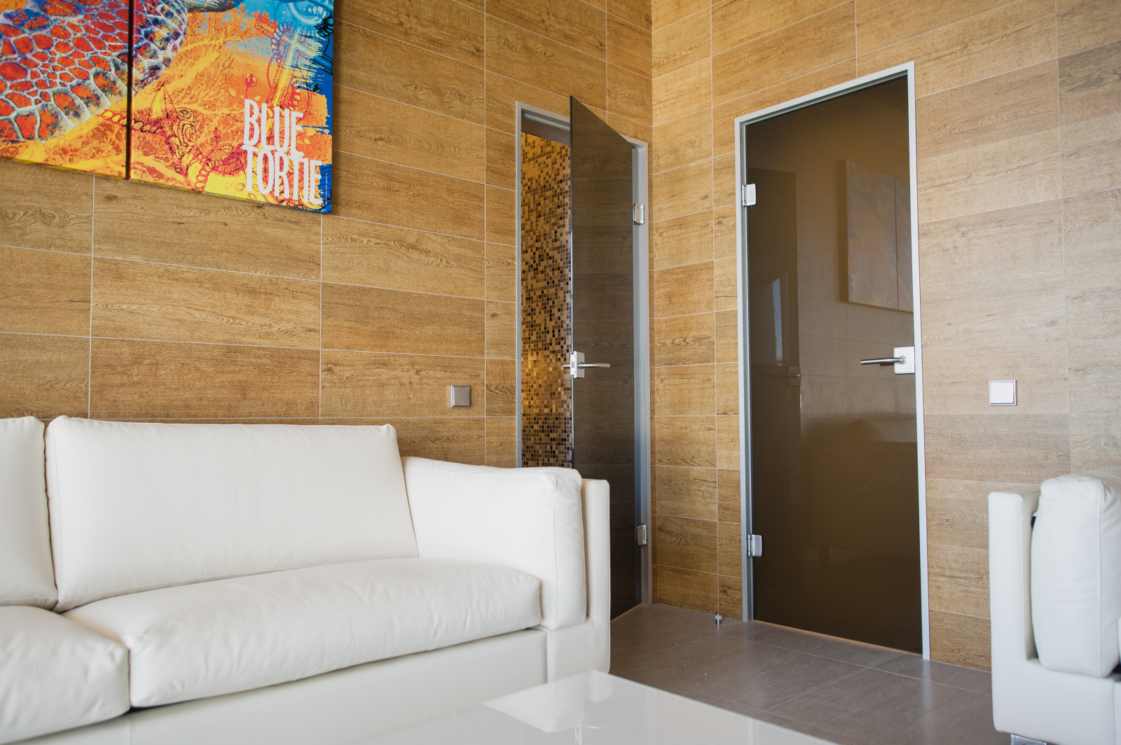 Дом в современном стиле с консольной лестницей