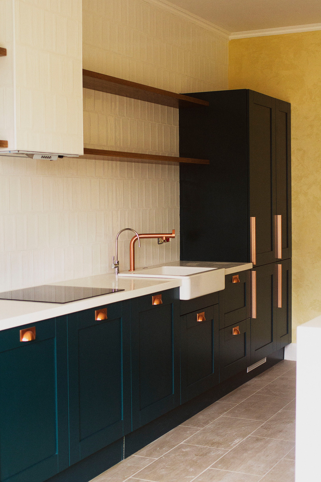 Изумрудная кухня в частном доме