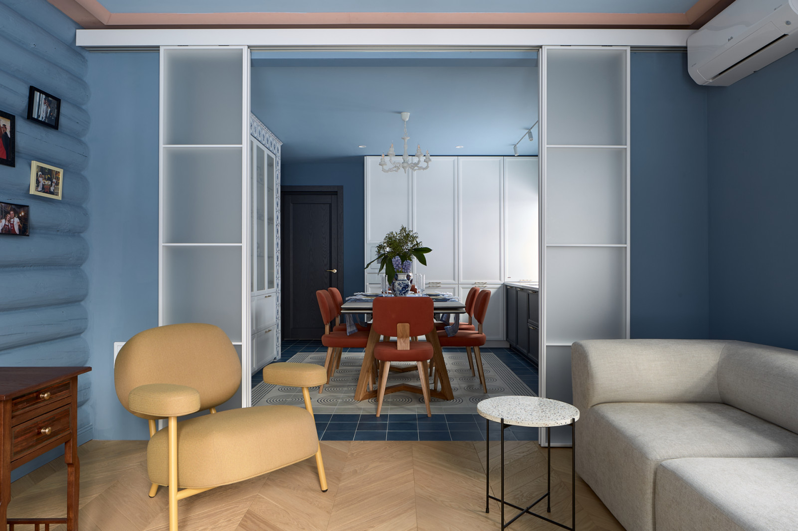 Гжель и маркетри, кухня-гостиная