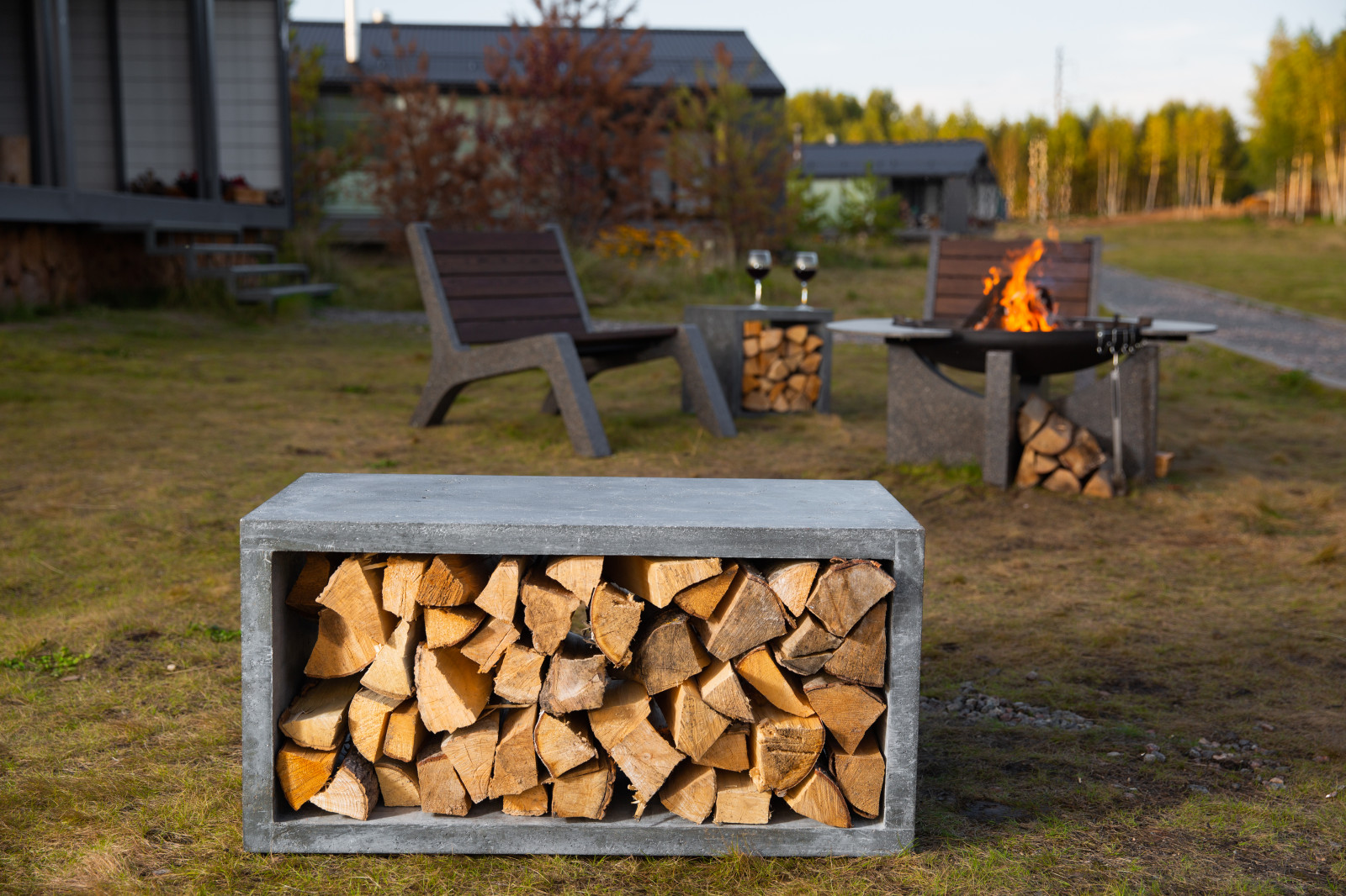 Кресло C-Lounge, бетонная дровница, костровая чаша S80 Xl, столешница