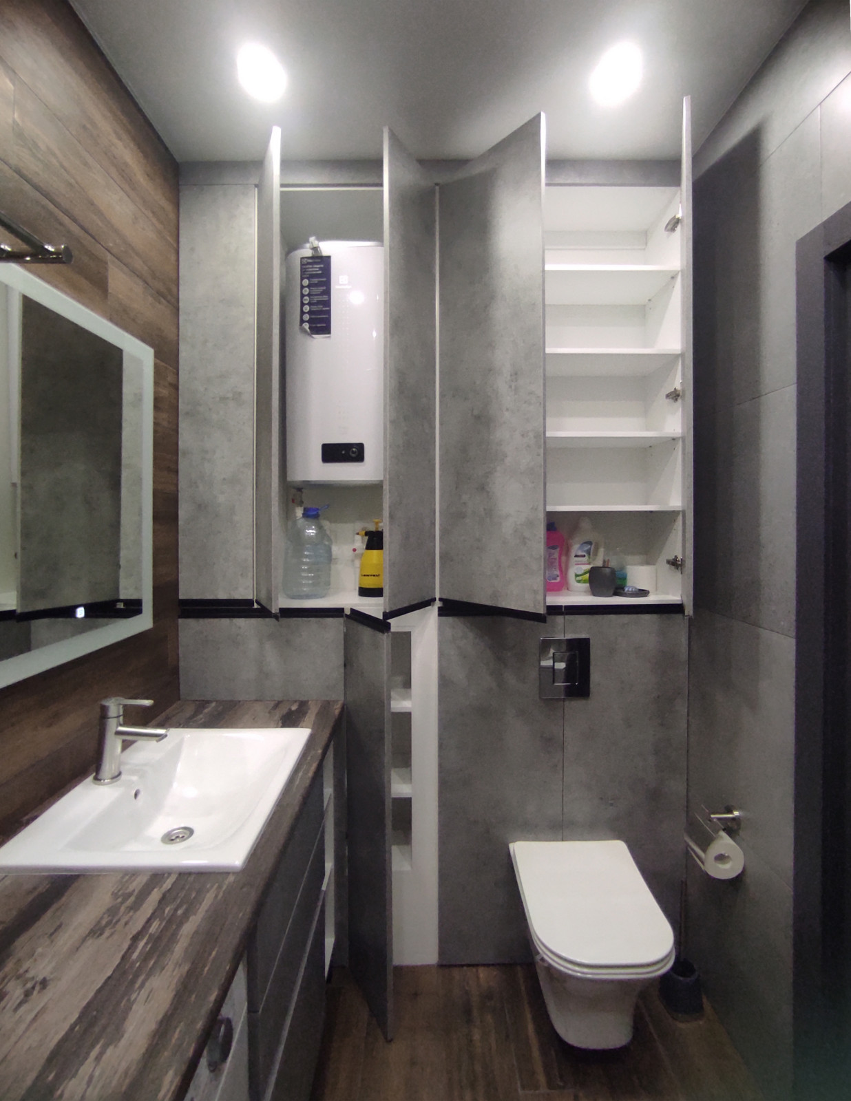 Обложка альбома: короб за унитазом