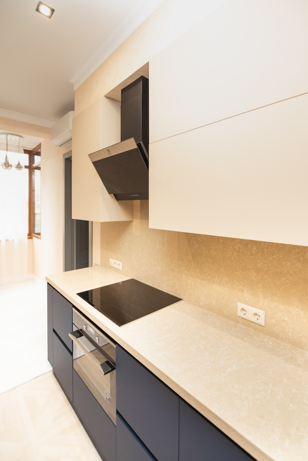 Бело-синяя кухня в современном стиле