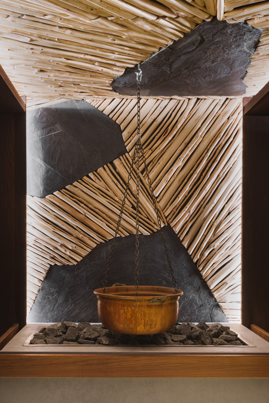 Панно выполнено из можжевельника и натурального камня.