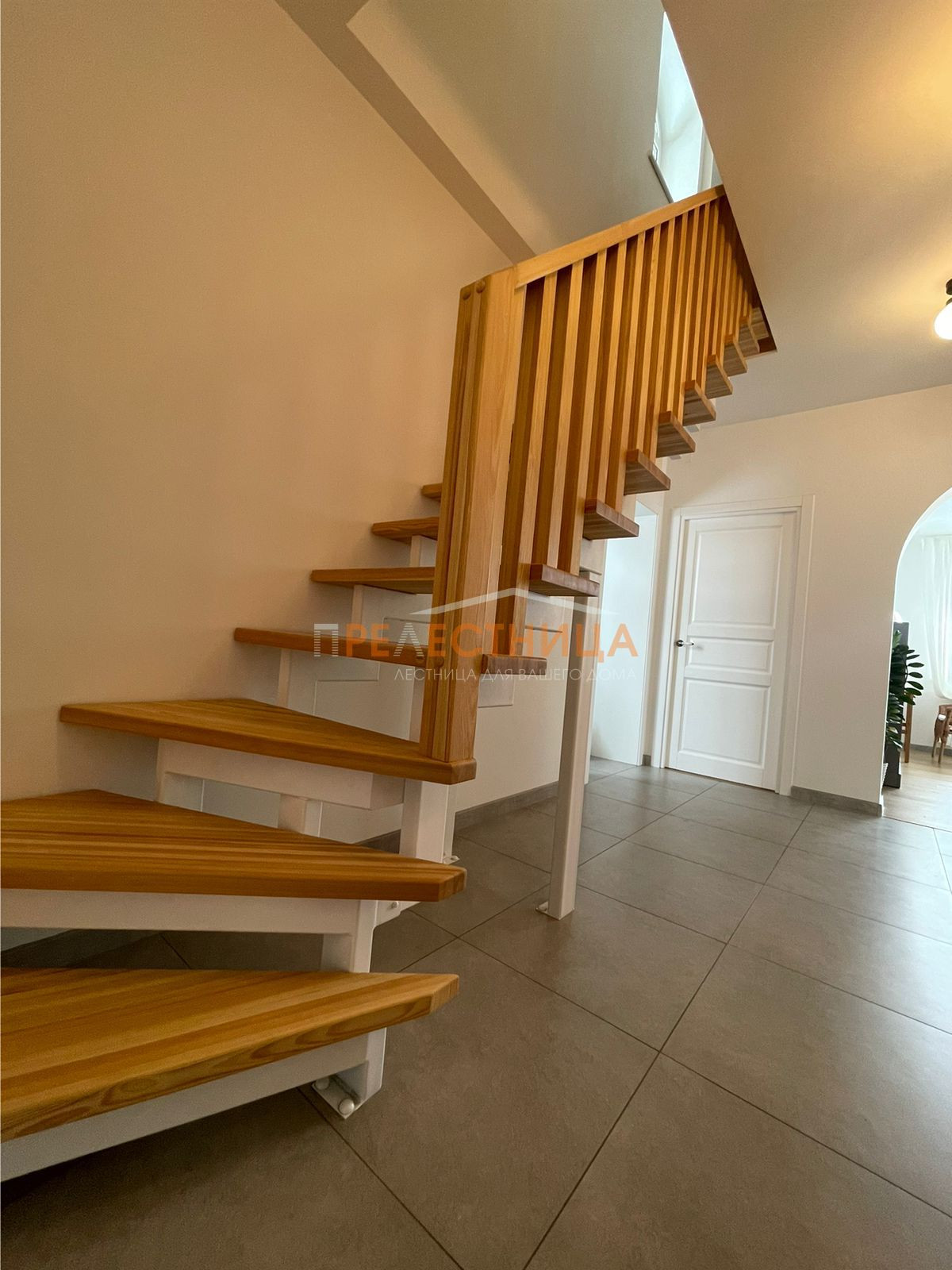 Лестница на двух косоурах Тандем - 32 с ступенями из лиственницы