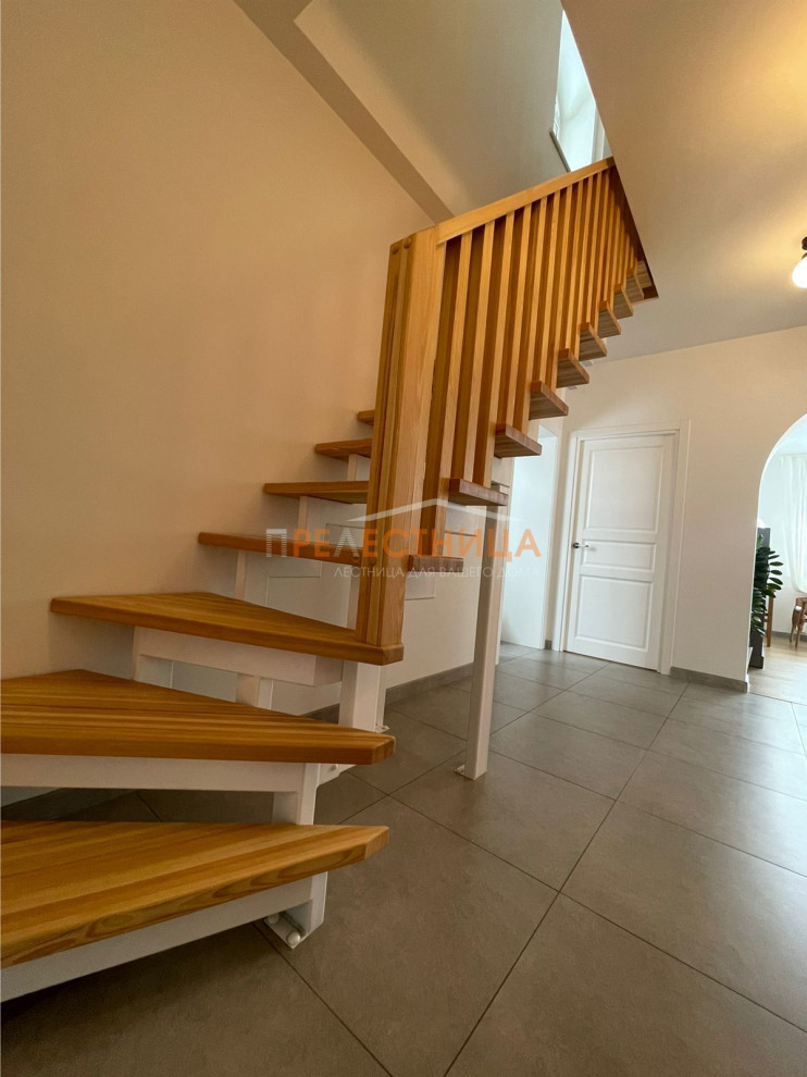 Лестница на двух косоурах Тандем - 32 с ступенями из лиственницы