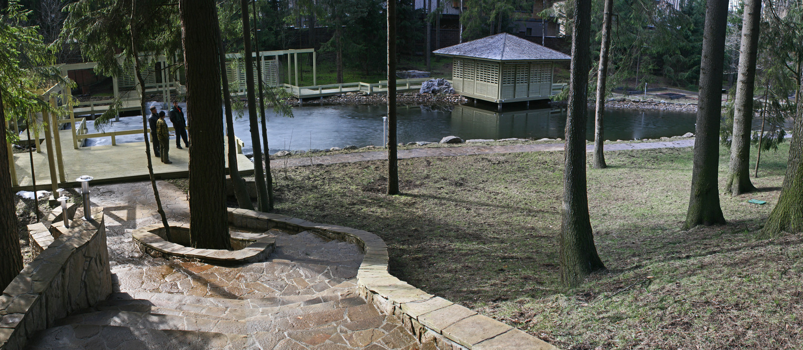 Сад с озером