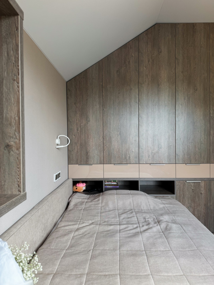 Открытые полки для мелочей и бра вечерней подсветки