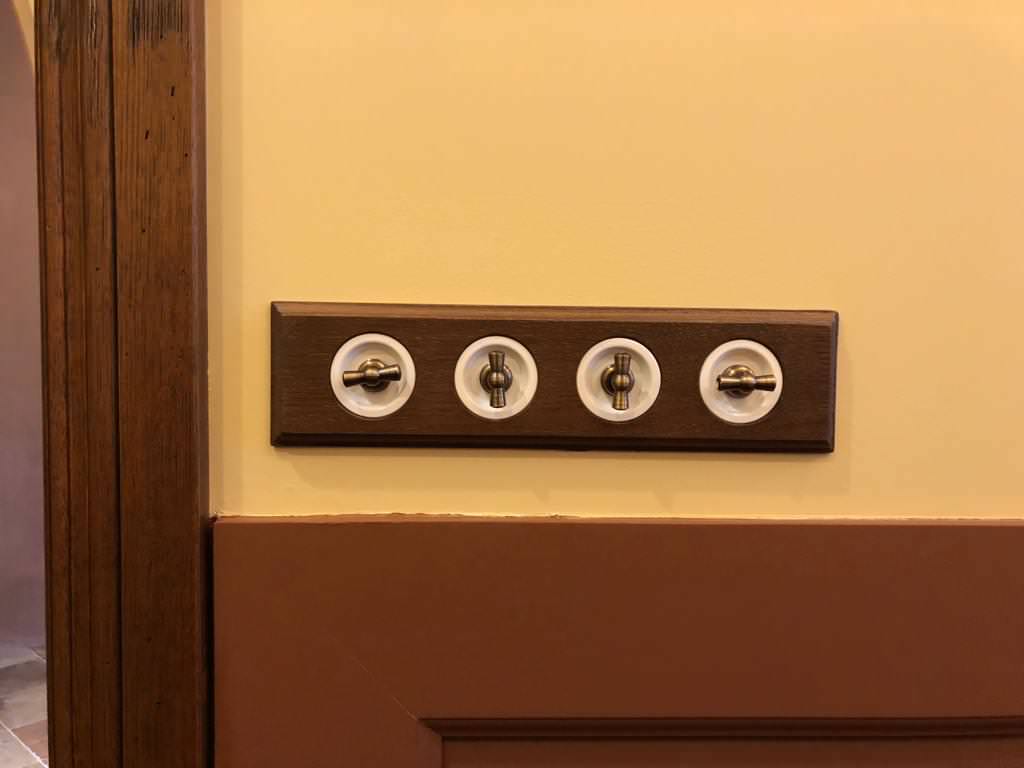 Винтажная электрика Salvador для скрытого монтажа в интерьере загородного дома.