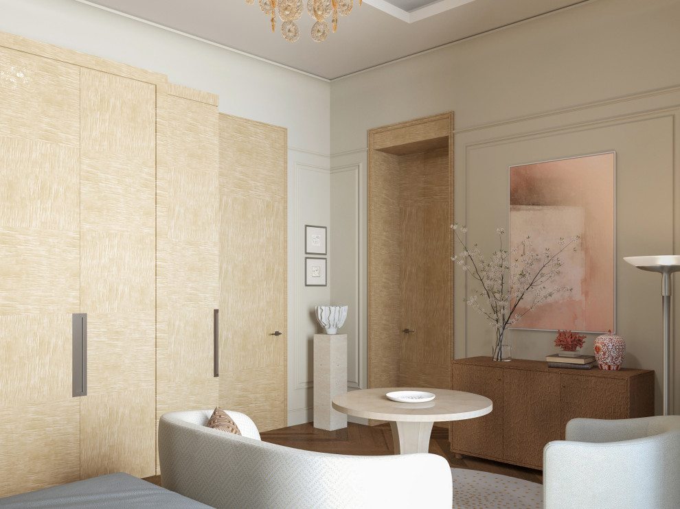 Спальня в доме с арочными окнами.