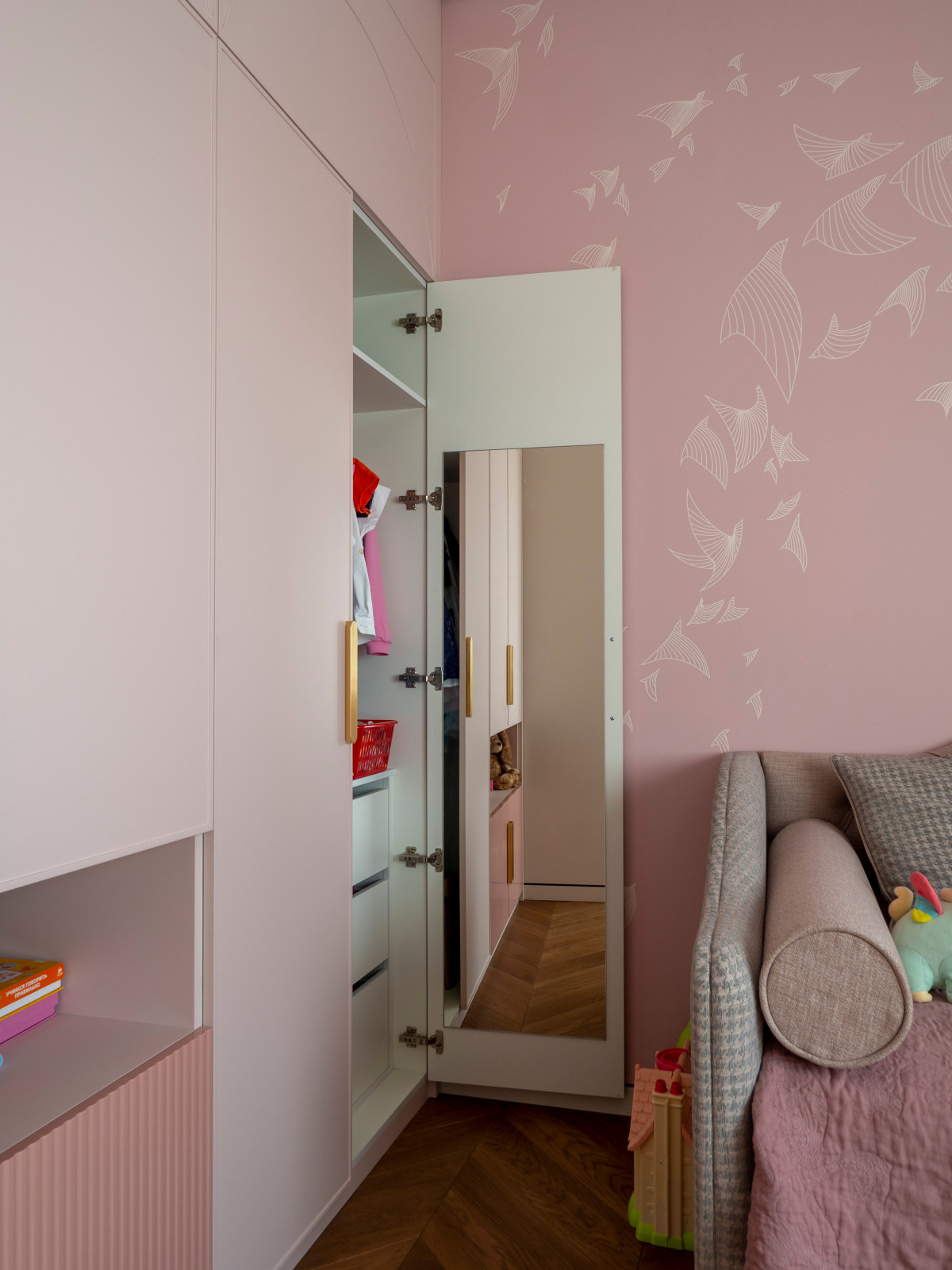 Меблировка детской в розовых тонах