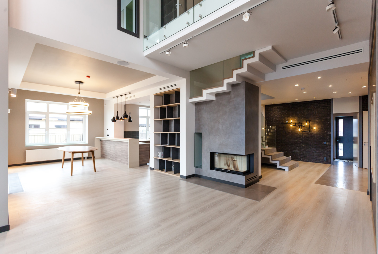 Гостиная с камином под лестницей