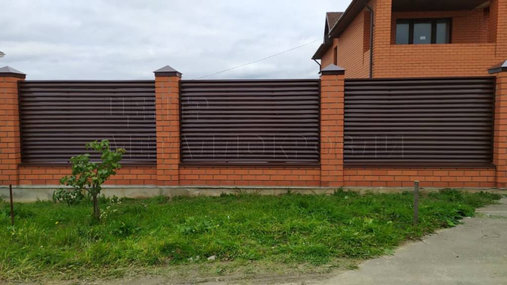 Забор жалюзи из металлического штакетника (евроштакетника)