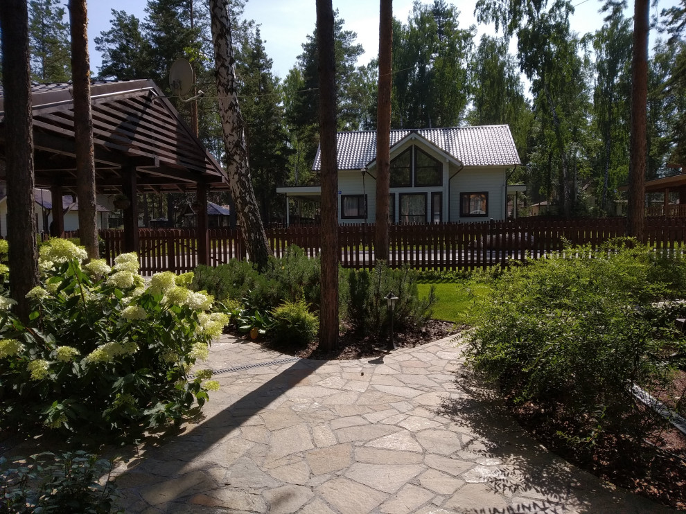 У леса на опушке