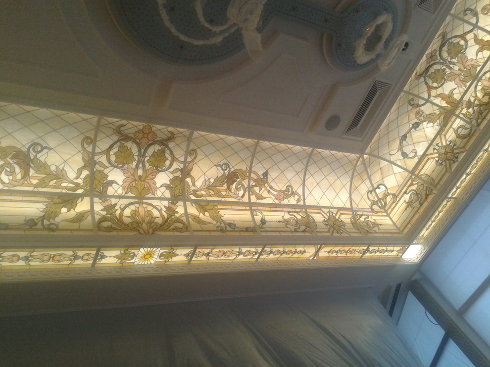 Гнутый потолок в гостиной частного дома