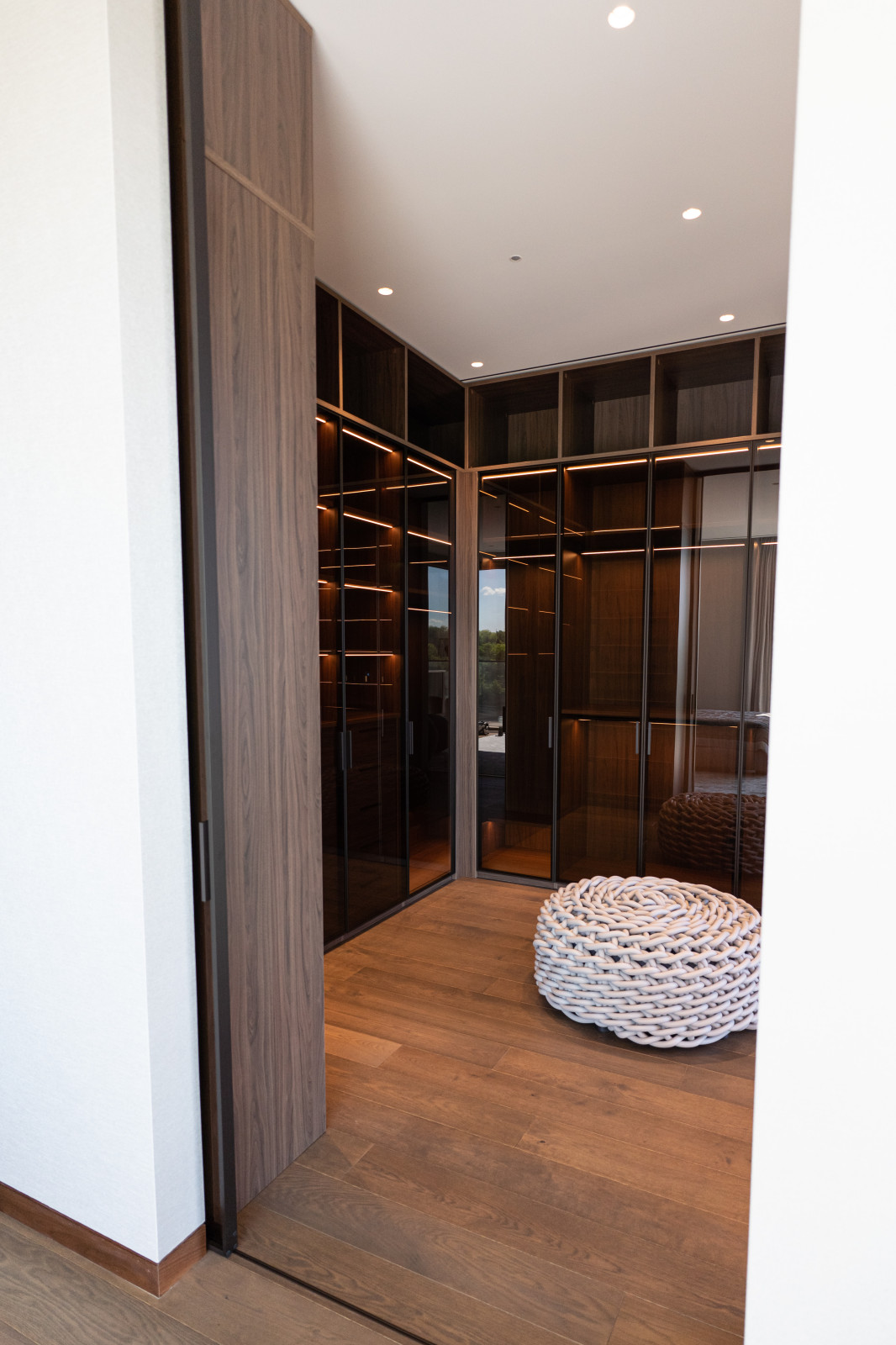 Гардеробная комната с распашными стеклянными RPE фасадами