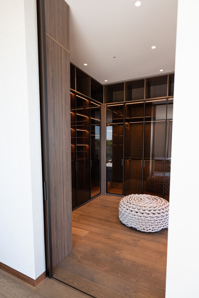 Гардеробная комната с распашными стеклянными RPE фасадами