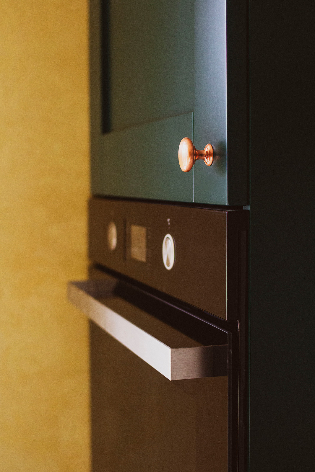 Изумрудная кухня в частном доме