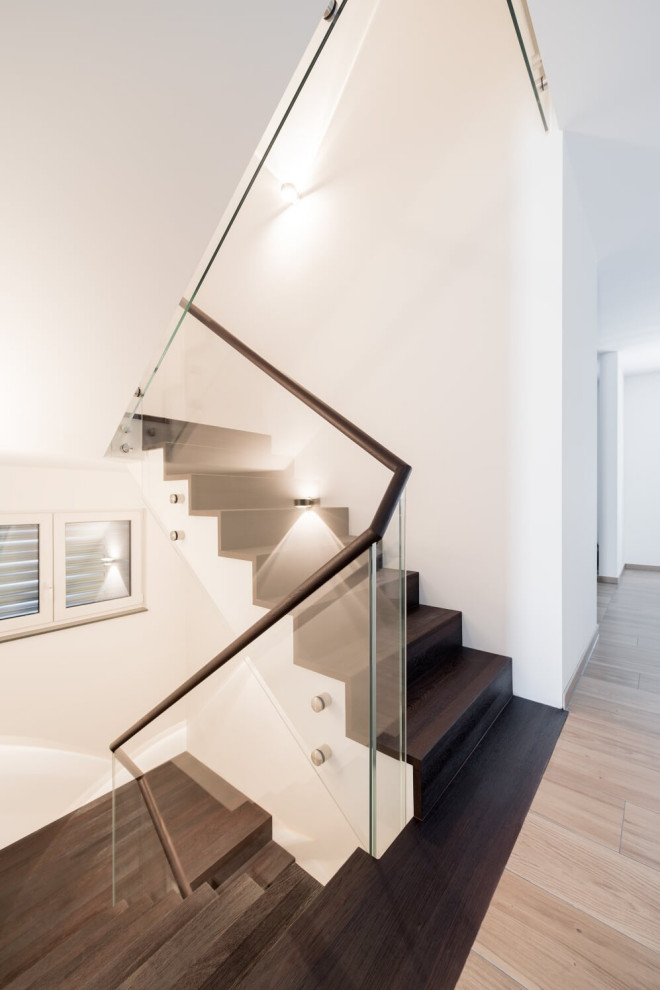 Лестница венге со стеклянной балюстрадой и деревянными перилами