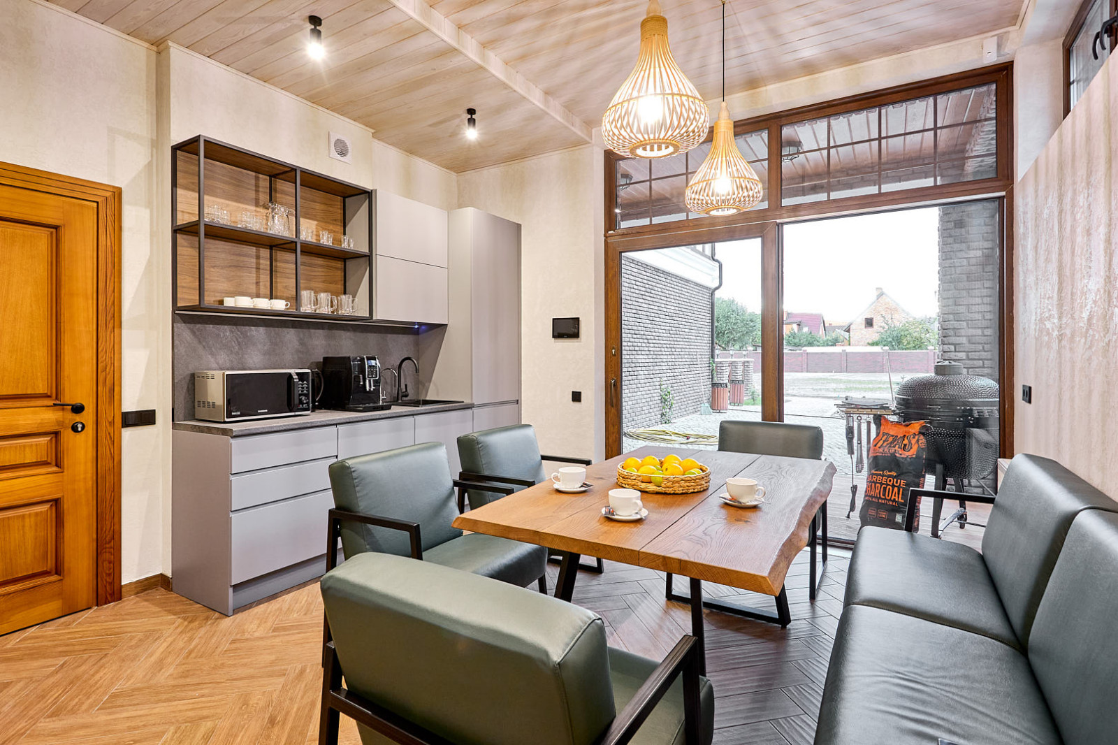 Кухня в современном стиле в гостиничном комплексе