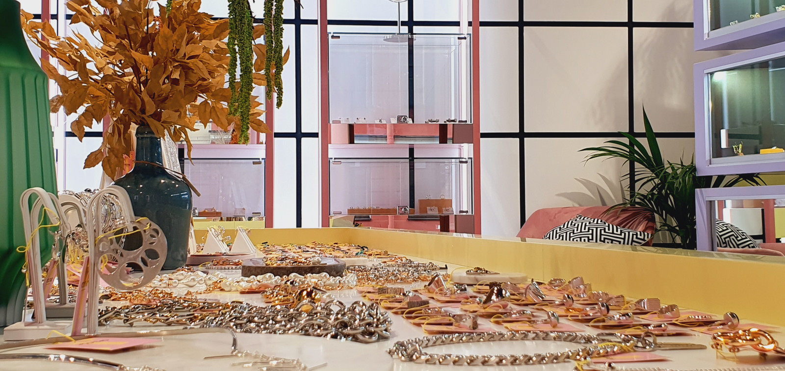 Интерьер бутика ювелирных украшений Youtho .