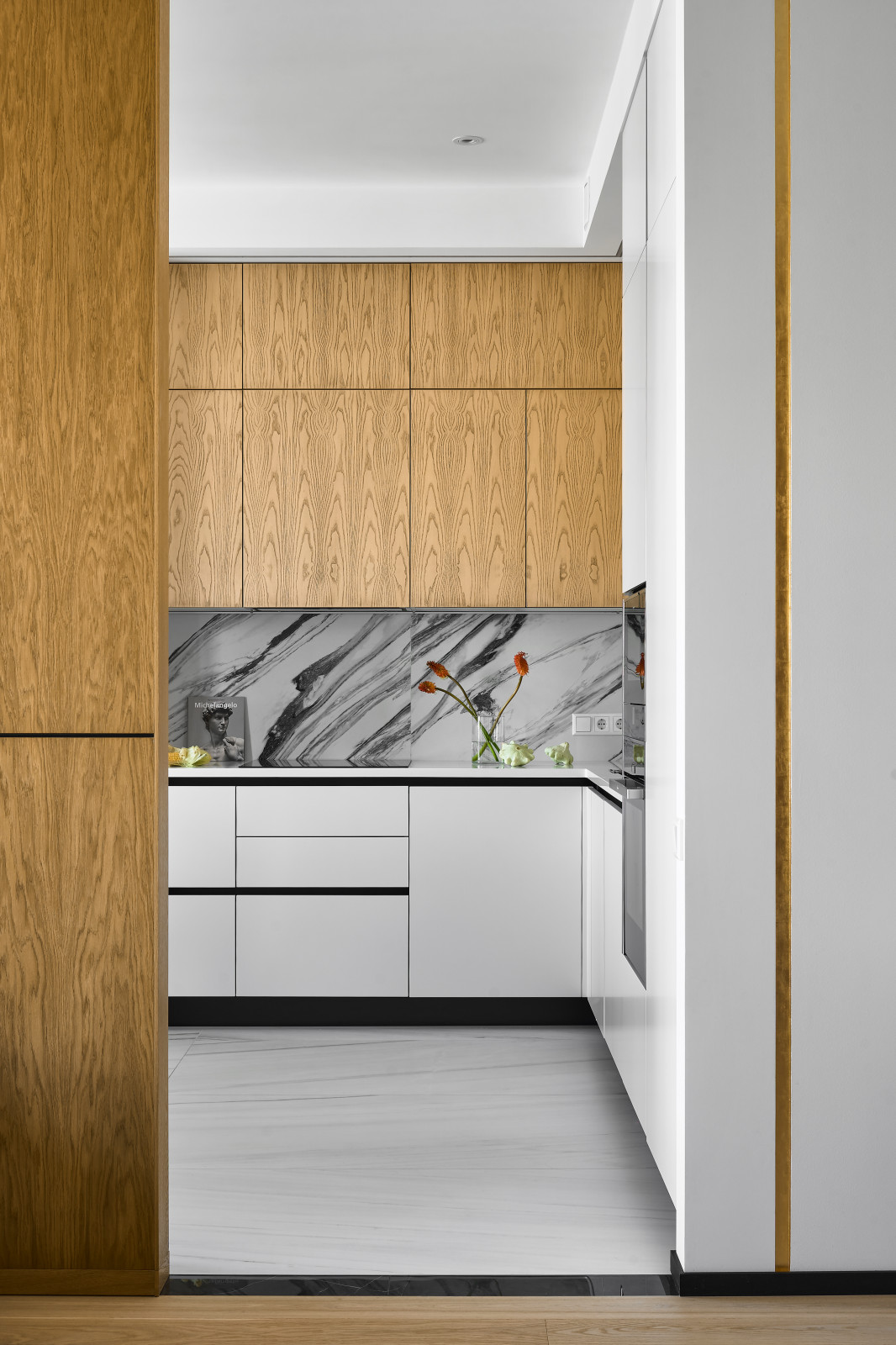 Кухня недели: С круговым проходом и эффектными линиями