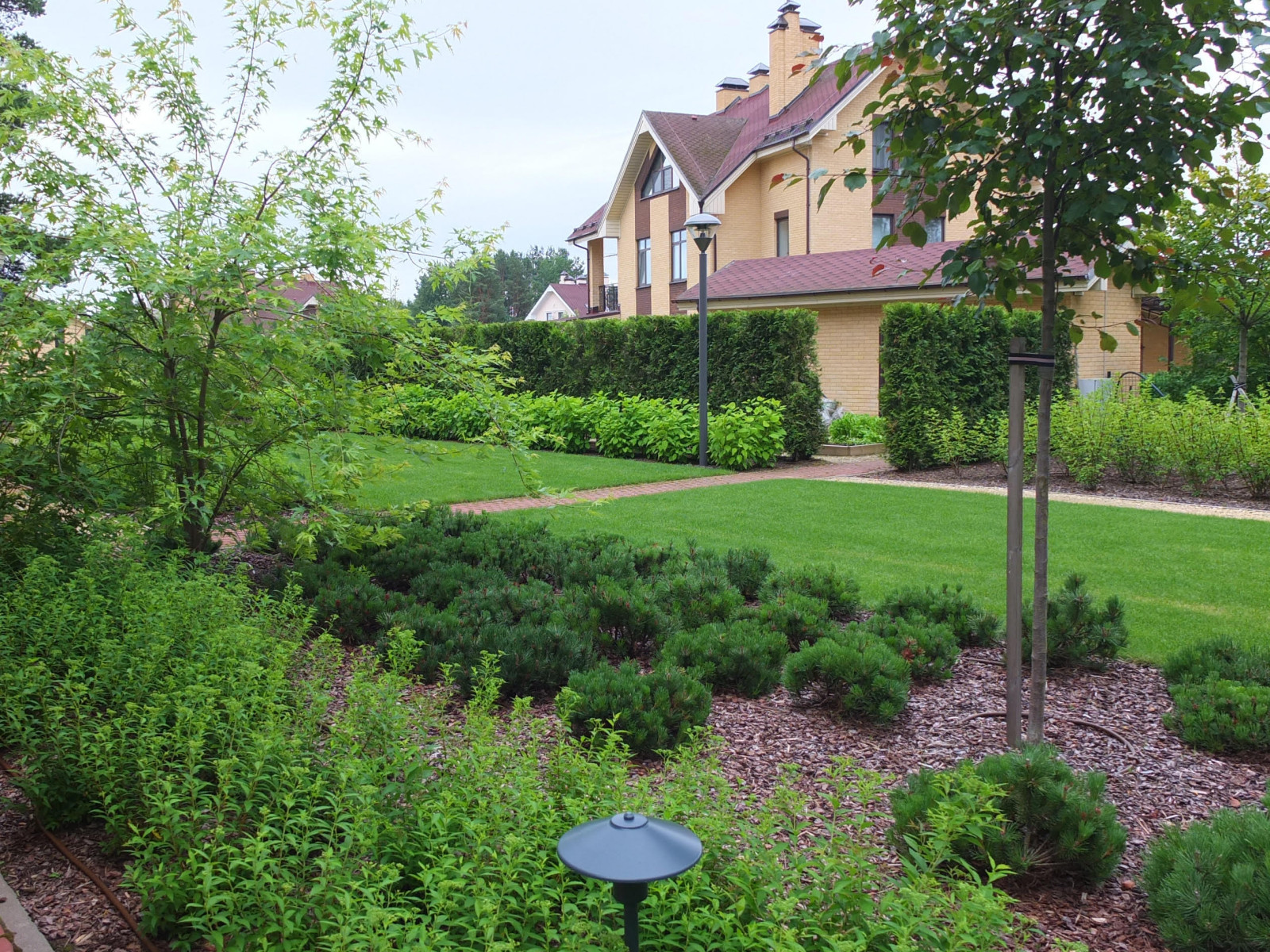 Хозяйственная зона и огород спрятаны за стриженой живой изгородью