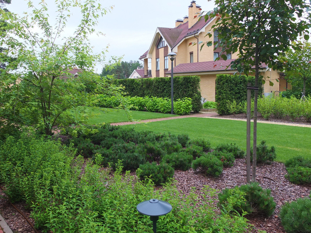 Хозяйственная зона и огород спрятаны за стриженой живой изгородью