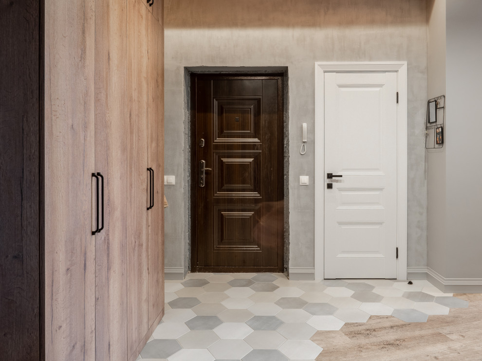 Вхожная дверь и дверь в туалет