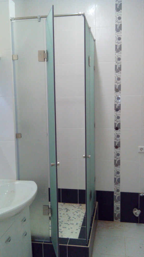 Душевое ограждение с дверцами матовое стекло