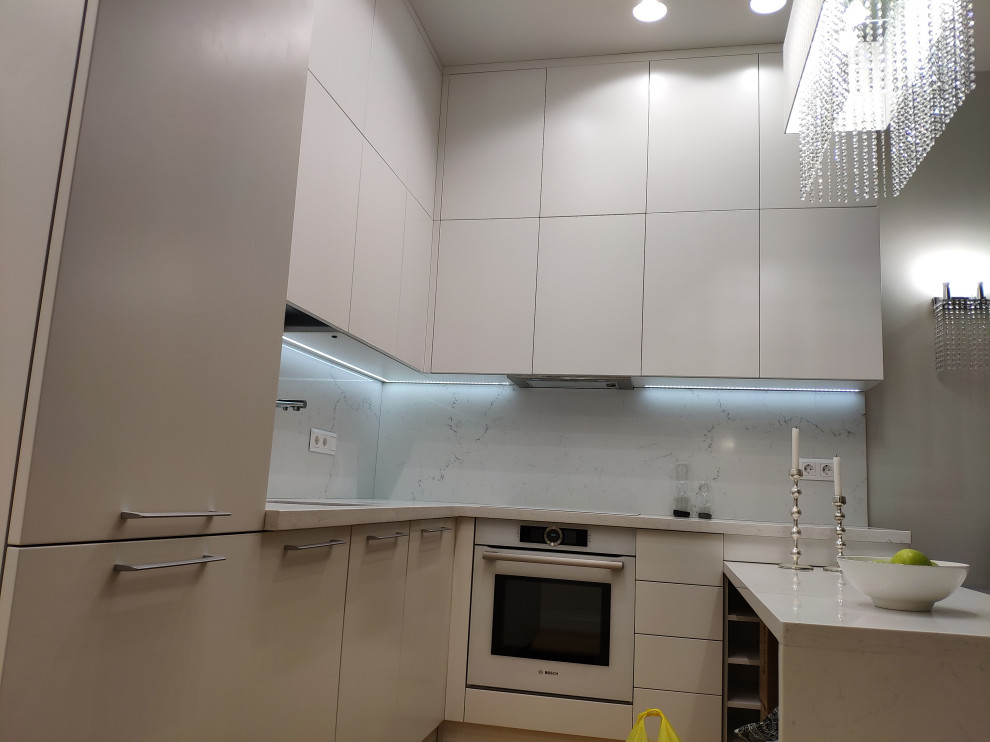 Современная кухня под потолок