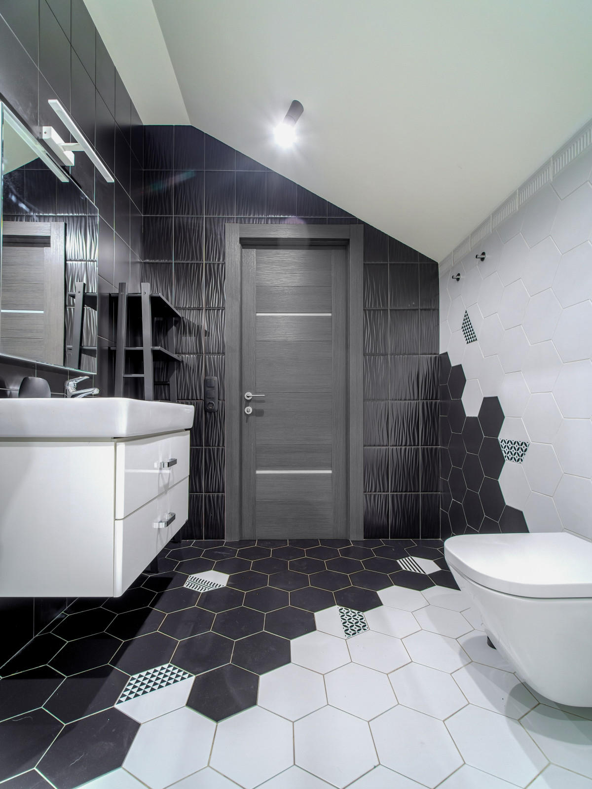 Ванная комната в черно-белых тонах