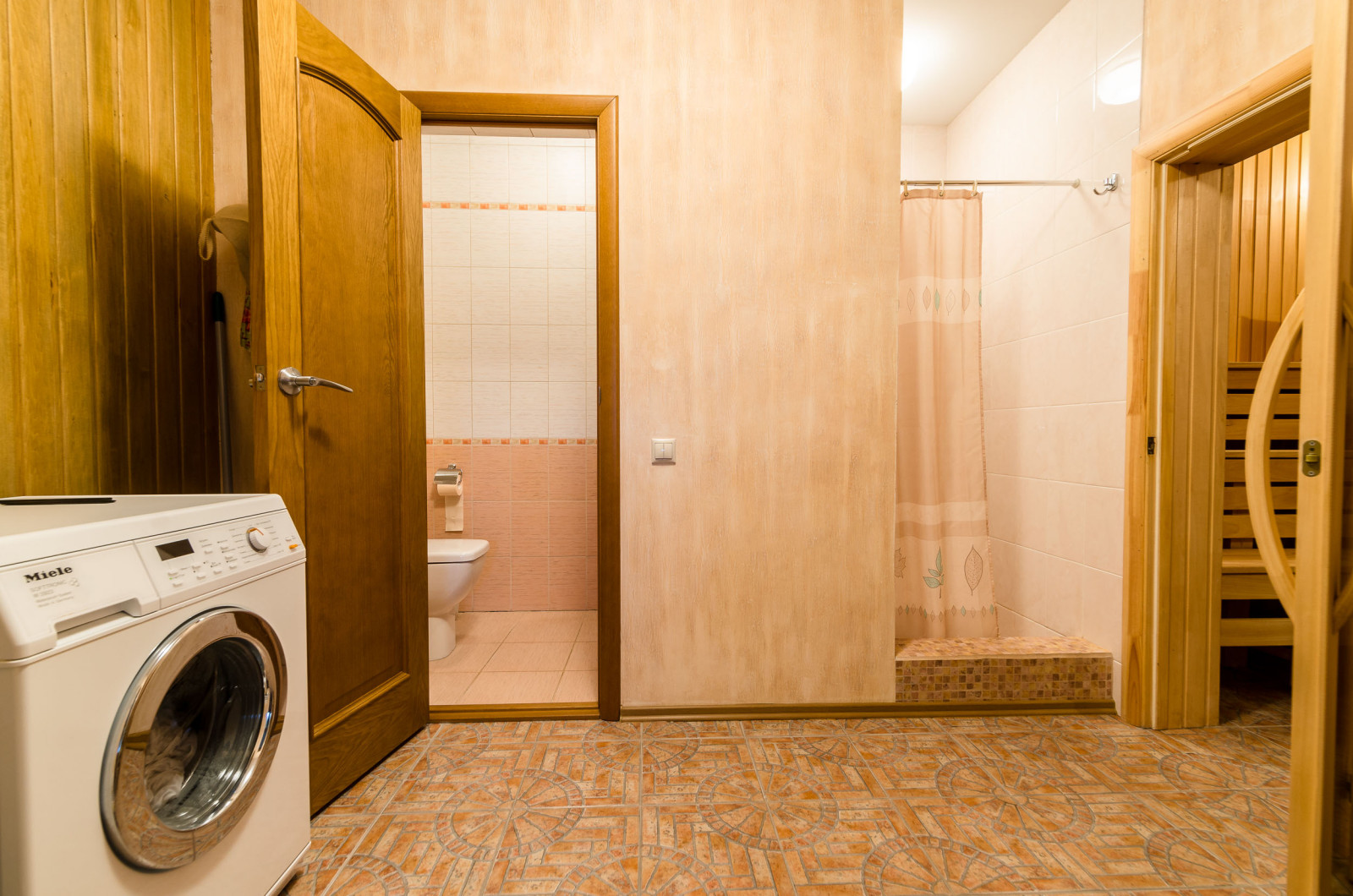 ОЧЕНЬ БОЛЬШОЙ- ШИКАРНЫЙ КОТТЕДЖ! В живописном месте, на берегу реки!