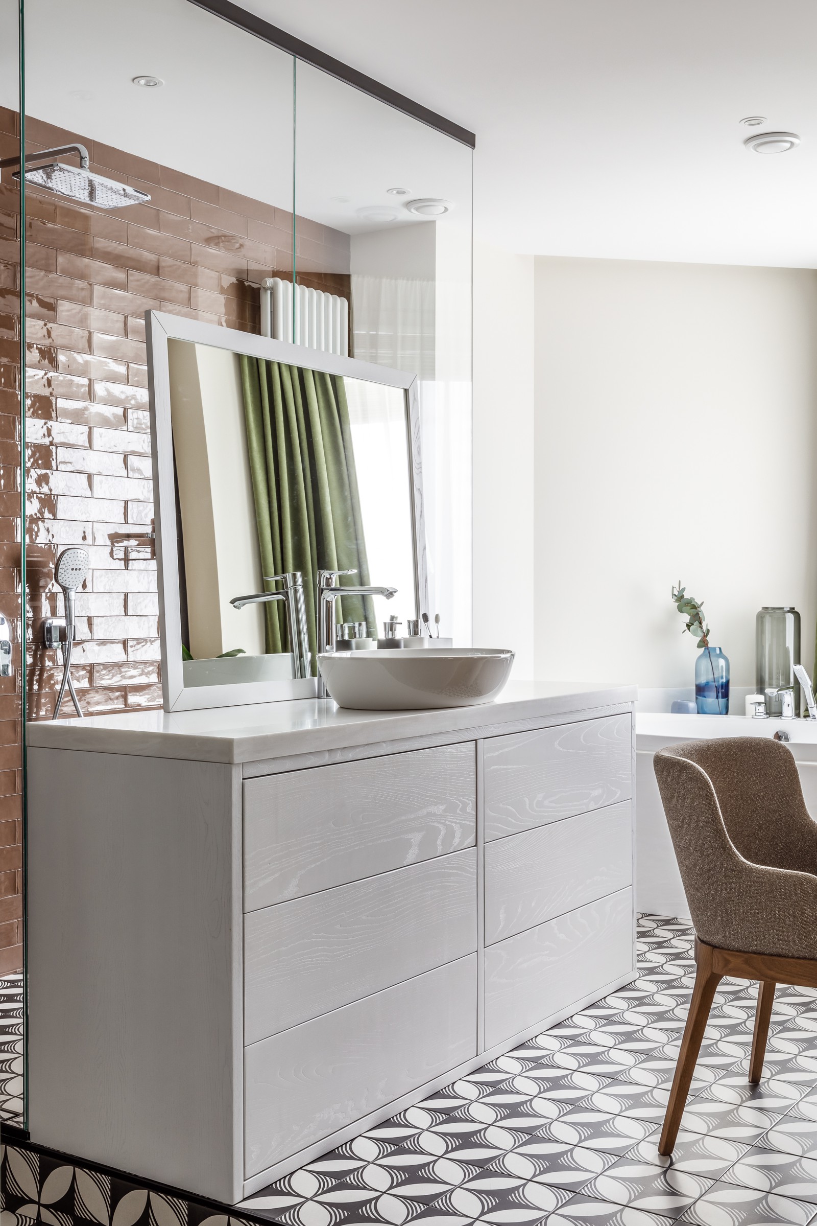 Houzz тур: Квартира с «золотой» стеной